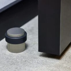 Helix Stripe Door Stop, Stainless Look 8 Helix Stripe Door Stop, Stainless Look -Gubi Furni Sales beslag design helix stripe door stop 13