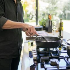 Fiskars Rotisser Sauté Pan Optiheat 26 Cm -Gubi Furni Sales fiskars rotisser saute pan optiheat 26 cm 3