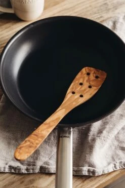 Heirol Spatula With Hole 30 Cm -Gubi Furni Sales heirol spatula with hole 30 cm 0