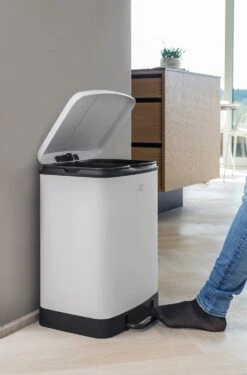 Mette Ditmer Wonda Pedal Bin, Off-white -Gubi Furni Sales mette ditmer wonda recycle bin w345xl37xh505 cm sand 10
