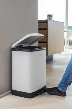 Mette Ditmer Wonda Pedal Bin, Off-white -Gubi Furni Sales mette ditmer wonda recycle bin w345xl37xh505 cm sand 9
