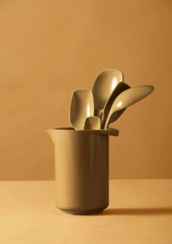 Rosti Magarethe Jug 0,5 L, Curry -Gubi Furni Sales rosti mix can 05l gray 24