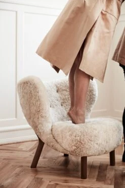 &Tradition Little Petra Lounge Chair Vb1, Oiled Walnut / Sheepskin Moonlight -Gubi Furni Sales tradition little petra lounge chair vb1 oiled walnut 5