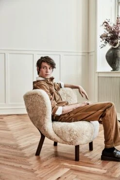 &Tradition Little Petra Lounge Chair Vb1, Oiled Walnut / Sheepskin Moonlight -Gubi Furni Sales tradition little petra lounge chair vb1 oiled walnut 6